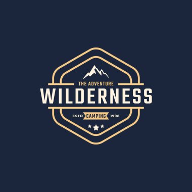 Retro Style Vector Illustration 'daki Kamp için Şenlik Ateşi Sembollü Vintage Amblem Rozet Vahşi Dağ Macera Logosu
