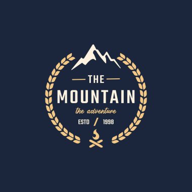 Retro Style Vector Illustration 'daki Kamp için Şenlik Ateşi Sembollü Vintage Amblem Rozet Vahşi Dağ Macera Logosu