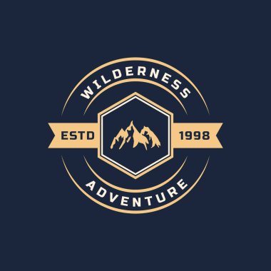 Outdoor Camp Amblem Tasarım Şablonu için Vintage Retro Rozet Wilderness Dağ Macera Logosu