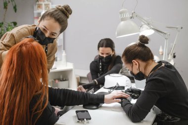 Güzellik servisi ekspresi. Güzel kızıl kız bir saat içinde güzellik salonunda kaşlarını, manikürünü ve pedikür yaptırarak güzellik rutinlerinin tadını çıkarıyor. Müşteri için zaman tasarrufu