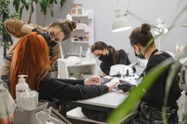 Güzellik servisi ekspresi. Güzel kızıl kız bir saat içinde güzellik salonunda kaşlarını, manikürünü ve pedikür yaptırarak güzellik rutinlerinin tadını çıkarıyor. Müşteri için zaman tasarrufu