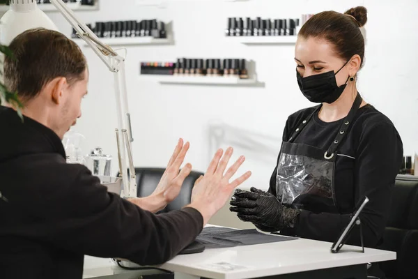 Mannelijke Manicure Vrouwelijke Nagel Dienst Meester Doet Manicure Voor Man — Stockfoto