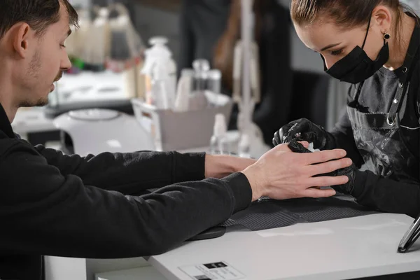 Mannen Manicure Close Zicht Van Vrouwelijke Nagel Dienst Meester Doet — Stockfoto