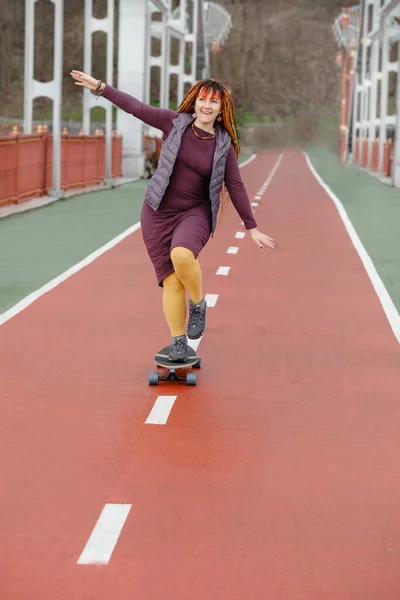 Zabawny Wolny Hipster Kobieta Dredami Longboard Drodze Jazdy Mieście Wieku — Zdjęcie stockowe