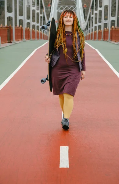 Zabawny Wolny Hipster Kobieta Dredami Spaceruje Longboard Drodze Jazdy Mieście — Zdjęcie stockowe