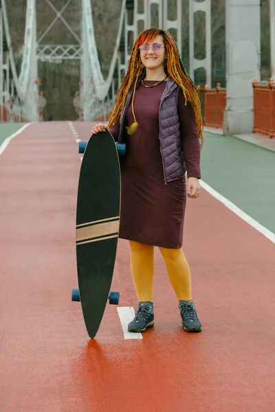 Vtipné Zdarma Hipster Žena Dredy Držení Longboard Silnici Koni Městě — Stock fotografie