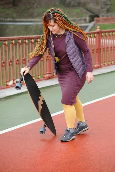 Divertido Hipster Libre Mujer Con Rastas Longboard Camino Caballo Ciudad — Foto de Stock