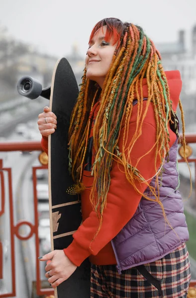 Zabawny Wolny Hipster Kobieta Dredami Trzymając Longboard Drodze Jazdy Mieście — Zdjęcie stockowe