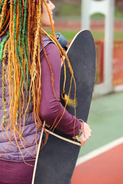 Divertido Hipster Libre Mujer Con Rastas Sosteniendo Longboard Camino Caballo —  Fotos de Stock
