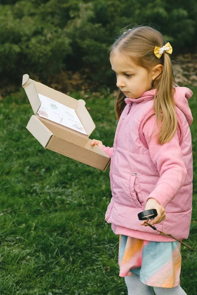 Scavenger Hunt Kid Park Girl Learning Environment Natural Education Quest — Stock Photo, Image