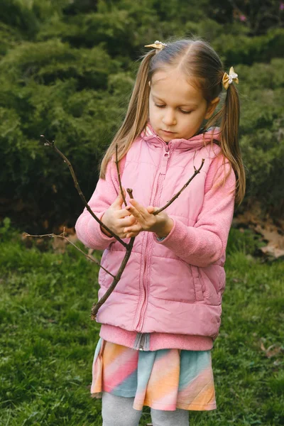 公園で子供のためのスカベンジャー狩り 環境について学ぶ少女 地球の日のための自然教育活動 春の探検 — ストック写真