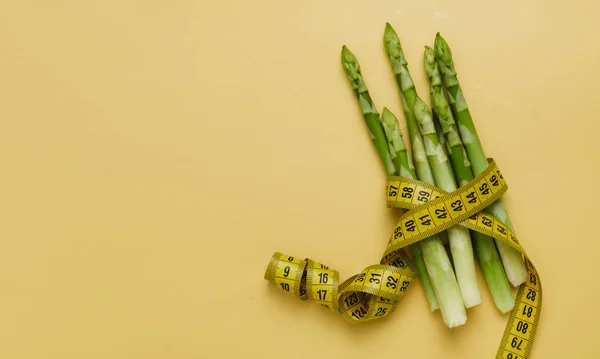 Espargos Fita Métrica Amarelo Isolado Alimentação Dietética Nutricional Equilibrada Para — Fotografia de Stock