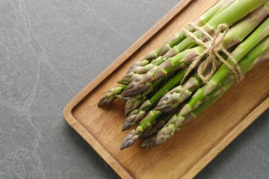 Koyu arkaplanda kuşkonmaz, üst manzara. Uzayı kopyala Taze sağlıklı sebze. 