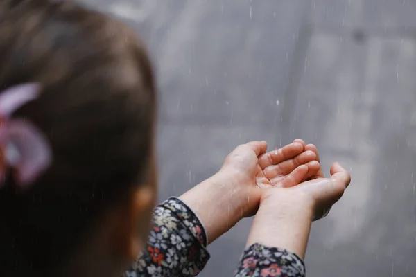 子供たちは雨滴や天気の概念を手に入れます 手に落ちる雨の閉鎖 — ストック写真