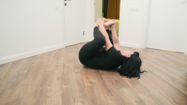 Mulher Usando Rolar Chão Com Todo Corpo Para Dor Tratamento — Vídeo de Stock