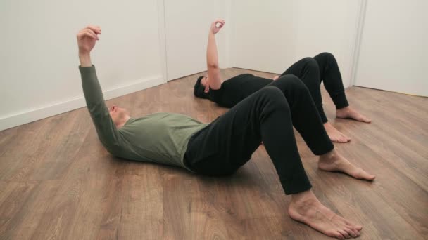 Latihan Rehabilitasi Konsep Terapi Fisik Dua Orang Berbaring Atas Lantai — Stok Video