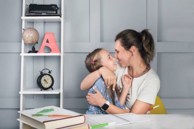 Annesi evde öğrenen, sarılan ve gülen pozitif bir liseli kız. Aile eğitimi 