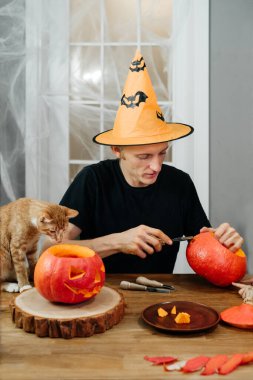 Jack Lanten 'ın Cadılar Bayramı Balkabağı' nı evde eğen adam. Tatile hazırlanıyorum., 