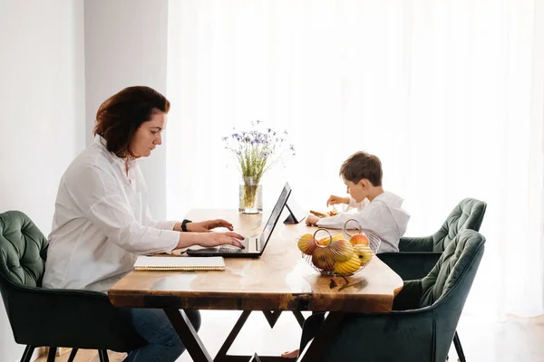 Middle Age Woman Working Home Laptop While Child Eating Food — Stock Photo, Image