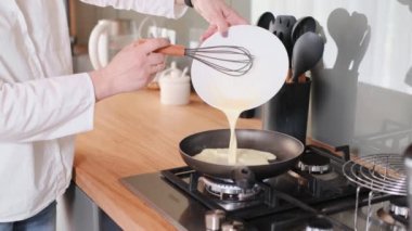 Kadın ellerinin omlet pişirmesi, tavaya yumurta dökmesi yakın plan. Yumurta çırpın. Evde kahvaltı hazırlıyorum.