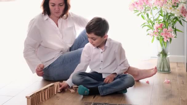 Mutter Und Sohn Sitzen Auf Dem Boden Und Spielen Ein — Stockvideo