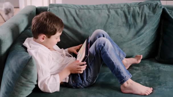Criança Brincando Com Tablet Digital Sofá Criança Usando Dispositivo Casa — Vídeo de Stock