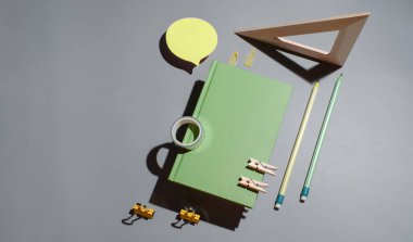 Not defteri, sarı etiket ve mavi arka planda ofis malzemeleri. Ofis arkaplanını kopyala.