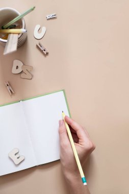 Okuma, eğitim, okul konseptinde öğrenme, masa başında fotokopi odası. Yaratıcı yazılar için çalışma masası, minimalist, modaya uygun, kalem, alfabe, boş not, zamanlayıcı, planlayıcı,