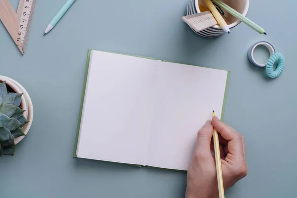 Mão Das Mulheres Pronta Para Escrever Caderno Vazio Fundo Azul — Fotografia de Stock