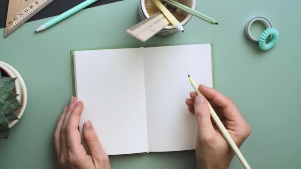 Mãos Femininas Prontas Para Escrever Caderno Vazio Fundo Azul Pastel — Vídeo de Stock