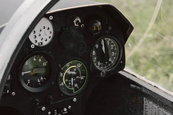조종사는 준비를 속도계인 변압계를 향하는 수평선을 활공하는 비행기의 — 스톡 사진
