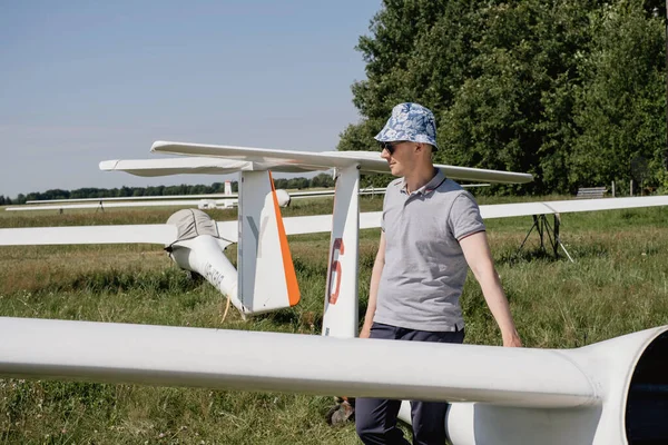 Piloto Planeador Preparándose Para Vuelo Aviones Ala Fija Desde Aeródromo — Foto de Stock