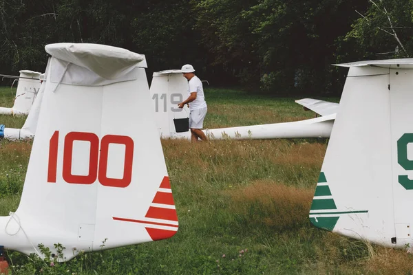 人类准备并检查停在田野里的滑翔机 准备飞行 小型航空极端体育休闲活动 — 图库照片