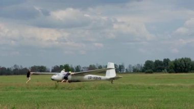 Uçak pistinde planörler havalanmak için bekliyor. Aktif ekstrem sporlar için uçaklar