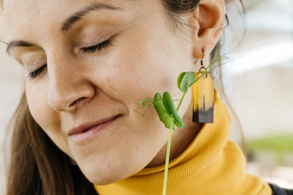 Ευτυχισμένη Γυναίκα Που Τρώει Φρεσκοκομμένο Βλαστάρι Από Μικροπράσινο Κοντινό Πλάνο — Φωτογραφία Αρχείου