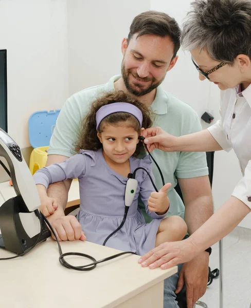 Τεστ Ακοής Παιδιών Γιατρός Ακουολόγος Εξετάζει Παιδιά Αυτί Και Αξιολογήσει — Φωτογραφία Αρχείου