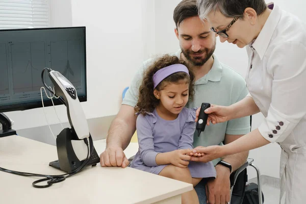 Child Hearing Test Doctor Audiologist Examineing Kids Ear Assess Disorder — Stock Photo, Image