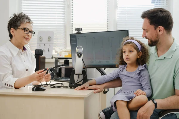 Τεστ Ακοής Παιδιών Γιατρός Ακουστολόγος Συμβουλεύεται Τον Πατέρα Του Αυτιού — Φωτογραφία Αρχείου