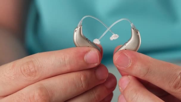 Audífonos Las Manos Haciendo Forma Corazón Sobre Fondo Azul Primer — Vídeo de stock