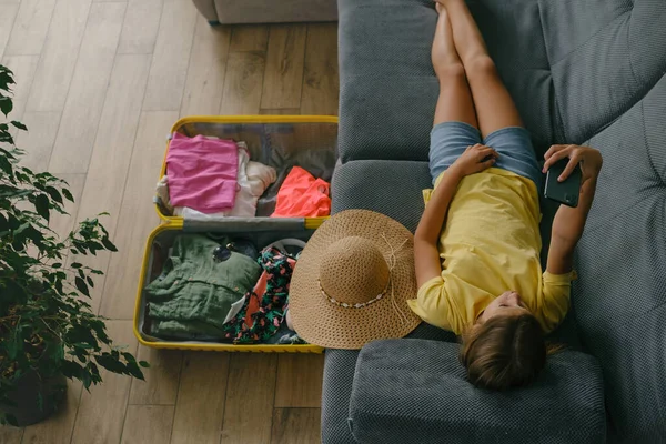 Genç Kız Seyahat Için Bavul Hazırlıyor Kanepeye Selfie Çekiyor Yaz — Stok fotoğraf