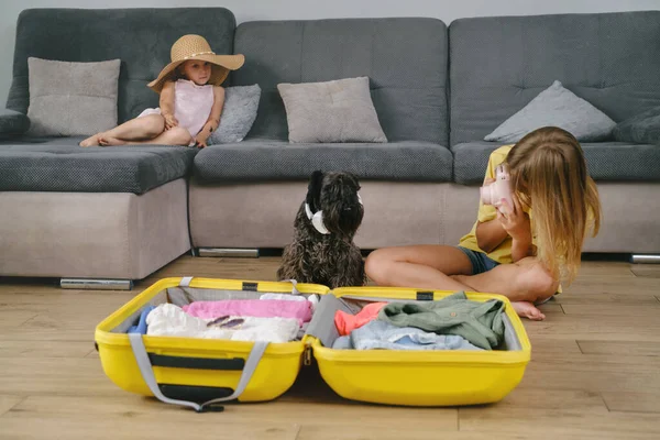Çocuklar Seyahat Etmek Köpekle Oynamak Için Bavullarını Hazırlıyorlar Rahibeler Geziye — Stok fotoğraf