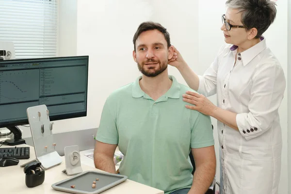 Muž Zkouší Moderní Kompaktní Naslouchátka Klinice Audiolog Poradenství Rehabilitační Klinice — Stock fotografie