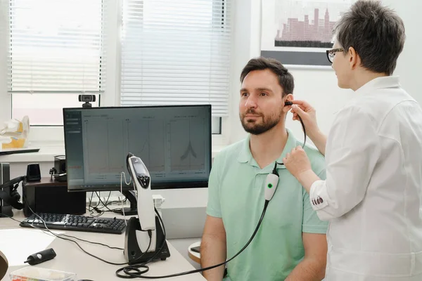 Muž Schůzku Klinice Kontroluje Slyšení Lékař Audiolog Poradenství Slyšení Rehabilitační — Stock fotografie