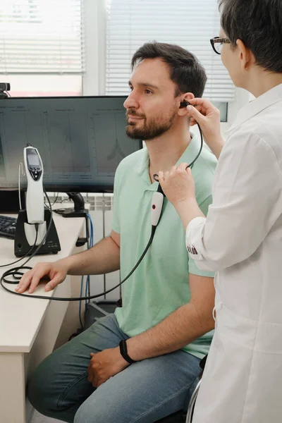 Άνθρωπος Έχει Ραντεβού Στην Κλινική Ελέγχει Την Ακοή Γιατρός Σύμβουλος — Φωτογραφία Αρχείου