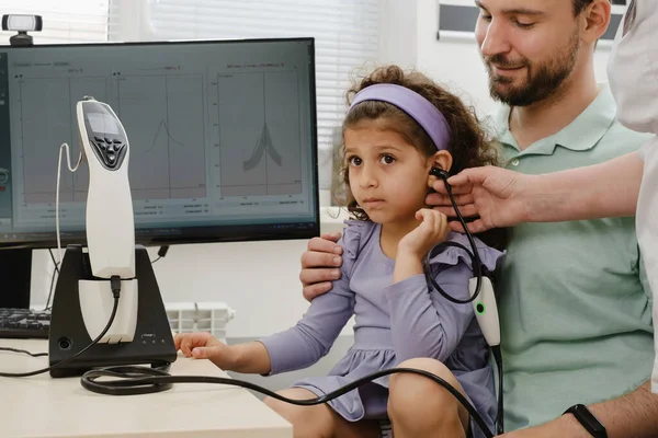 Τεστ Ακοής Παιδιών Γιατρός Ακουστολόγος Συμβουλεύεται Τον Πατέρα Του Αυτιού — Φωτογραφία Αρχείου