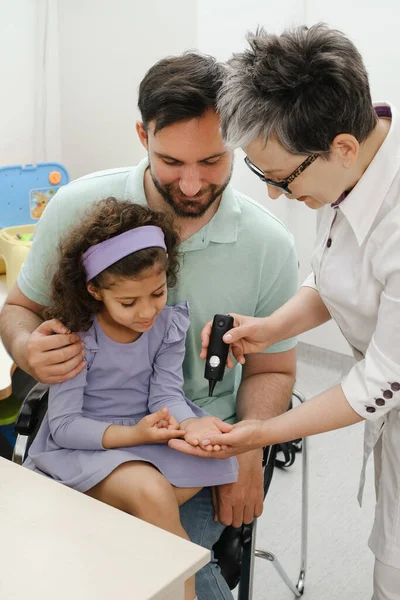 Τεστ Ακοής Παιδιών Γιατρός Ακουολόγος Εξετάζει Παιδιά Αυτί Και Αξιολογήσει — Φωτογραφία Αρχείου
