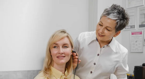 Γυναίκα Ασθενής Έχει Τσεκάπ Της Ακοής Στο Γιατρό Ακουολόγος Μεσήλικη — Φωτογραφία Αρχείου