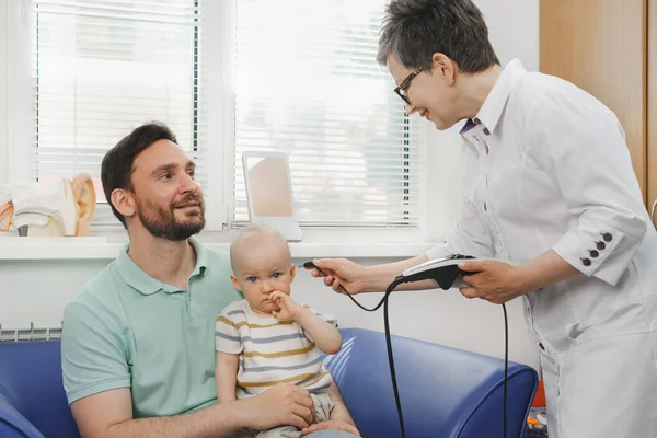 Παιδί Έχει Εξετάσεις Ακοής Στον Ωτορινολαρυγγολόγο Εξέταση Μικρού Ασθενή Εξέταση — Φωτογραφία Αρχείου