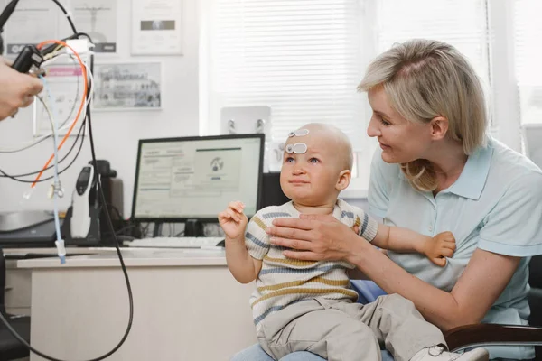 Woman Child Consulting Doctor Checkup Parent Infant Kid Visiting Audiologist — Stock Photo, Image