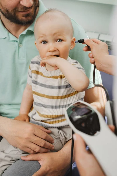 Kind Bei Höruntersuchung Beim Hals Nasen Ohren Arzt Untersuchung Des — Stockfoto